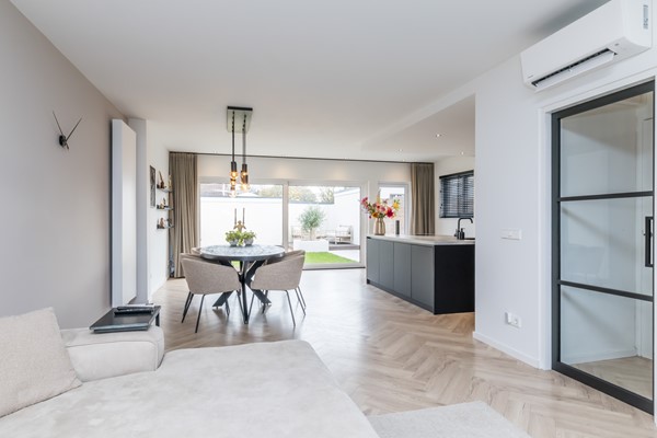 Foto - Verkocht onder voorbehoud: Instapklare gemoderniseerde geschakelde 2 onder 1 kap woning  met aanbouw, open keuken, tuin en garage in Voerendaal